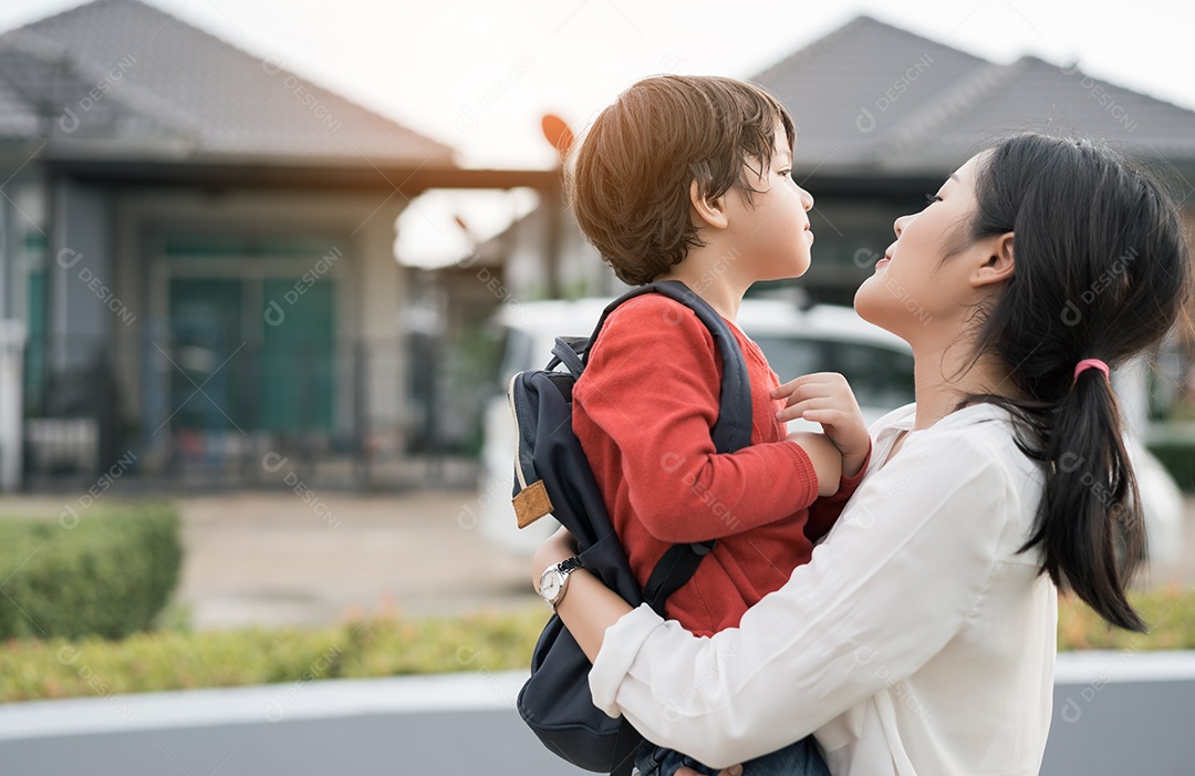 Mãe e aluno e filhos de mãos dadas indo para a escola