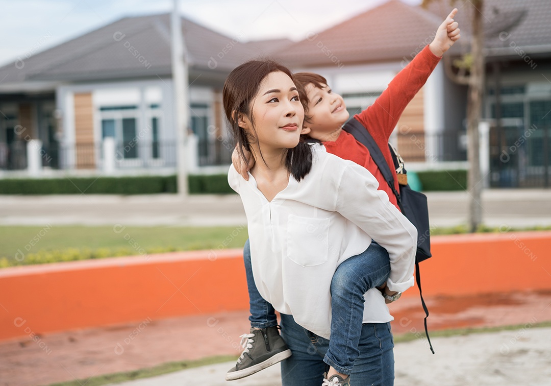 Mãe e aluno e filhos de mãos dadas indo para a escola