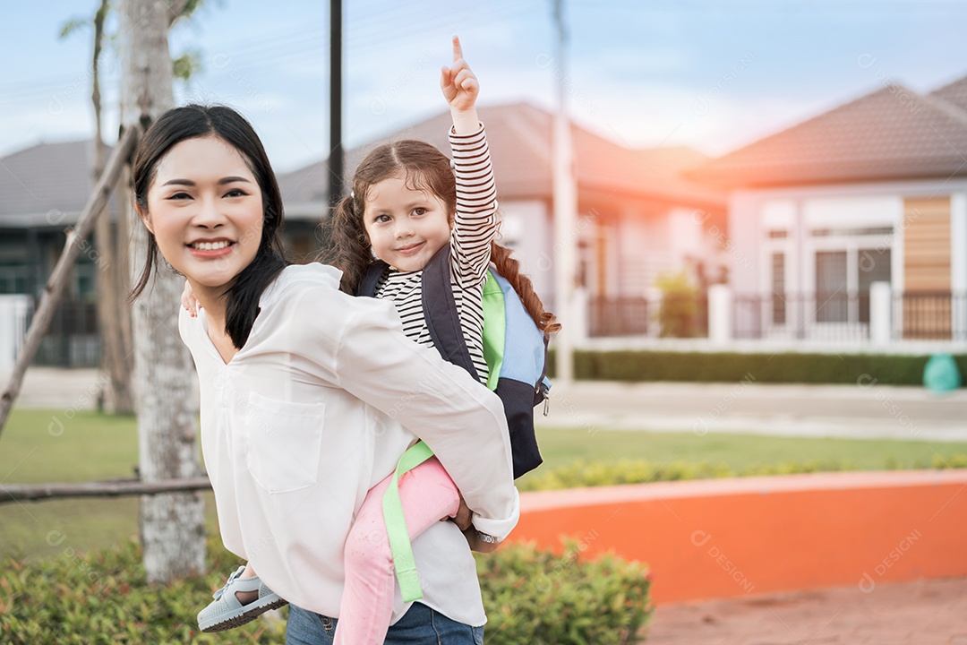 Mãe e filha brincando no parque desfrutam e relaxam