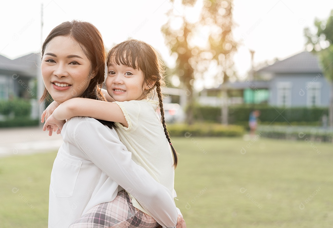 Mãe e filha brincando no parque desfrutam e relaxam