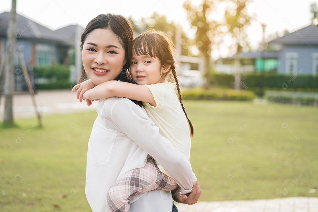 Mãe e filha brincando no parque desfrutam e relaxam