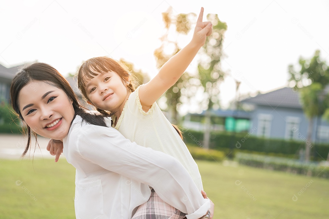 Mãe e filha brincando no parque desfrutam e relaxam