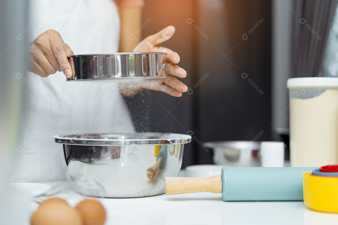 Mulher cozinhando na cozinha quebrando ovo na tigela