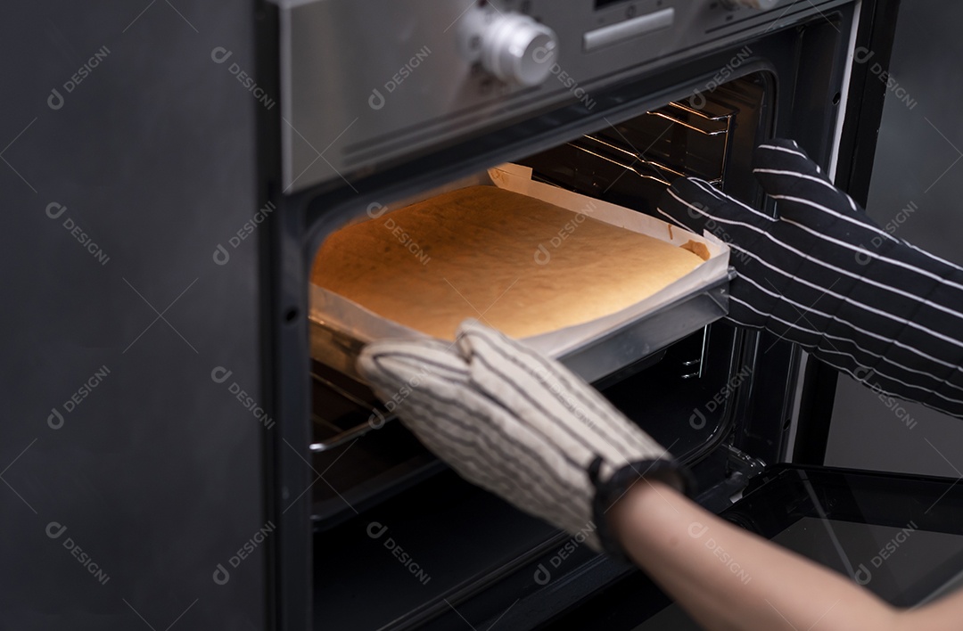 Mulher preparando lanche de café da manhã delicioso na cozinha