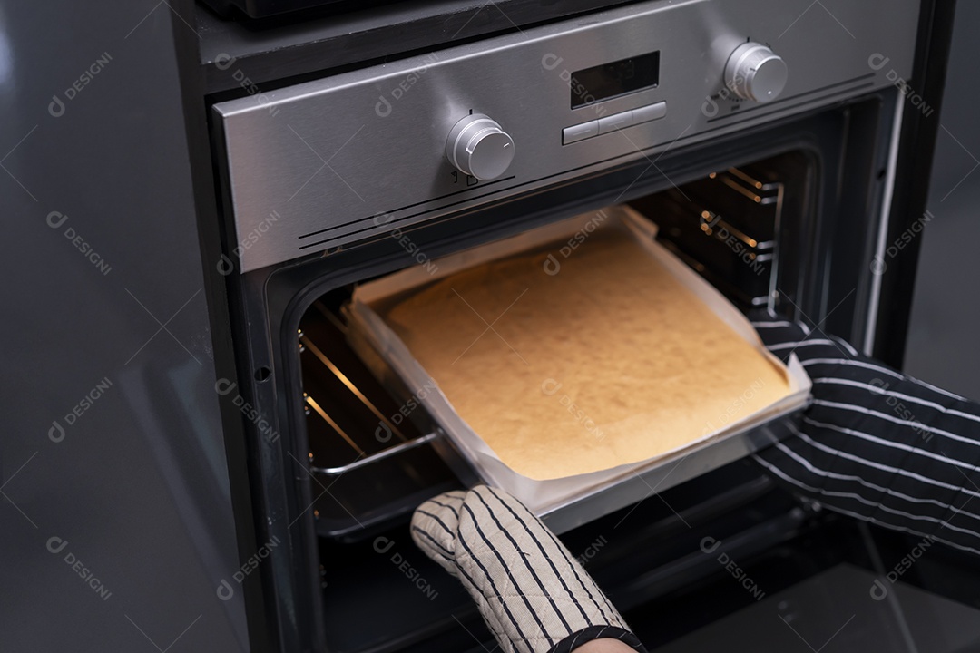 Mulher preparando lanche de café da manhã delicioso na cozinha