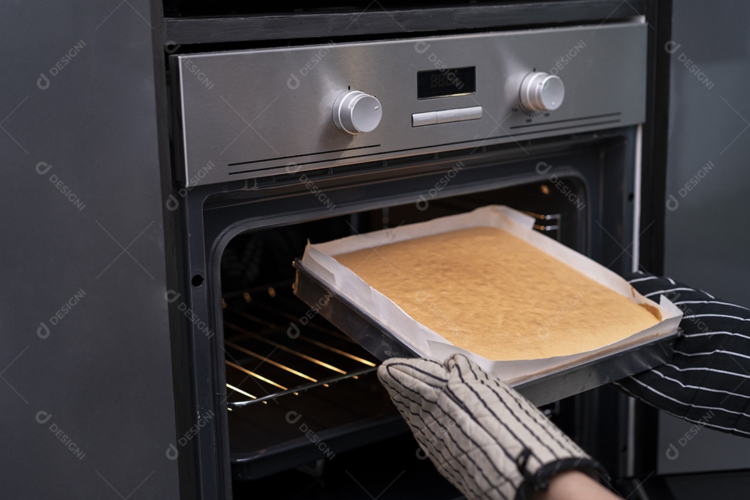 Mulher preparando lanche de café da manhã delicioso na cozinha