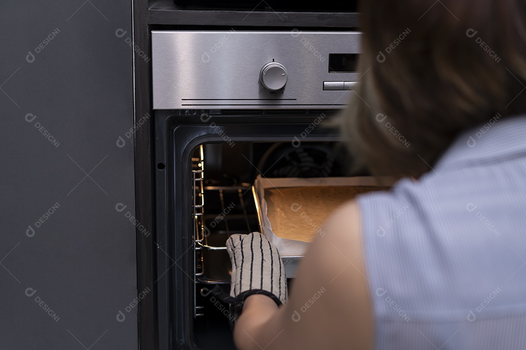 Mulher preparando lanche de café da manhã delicioso na cozinha