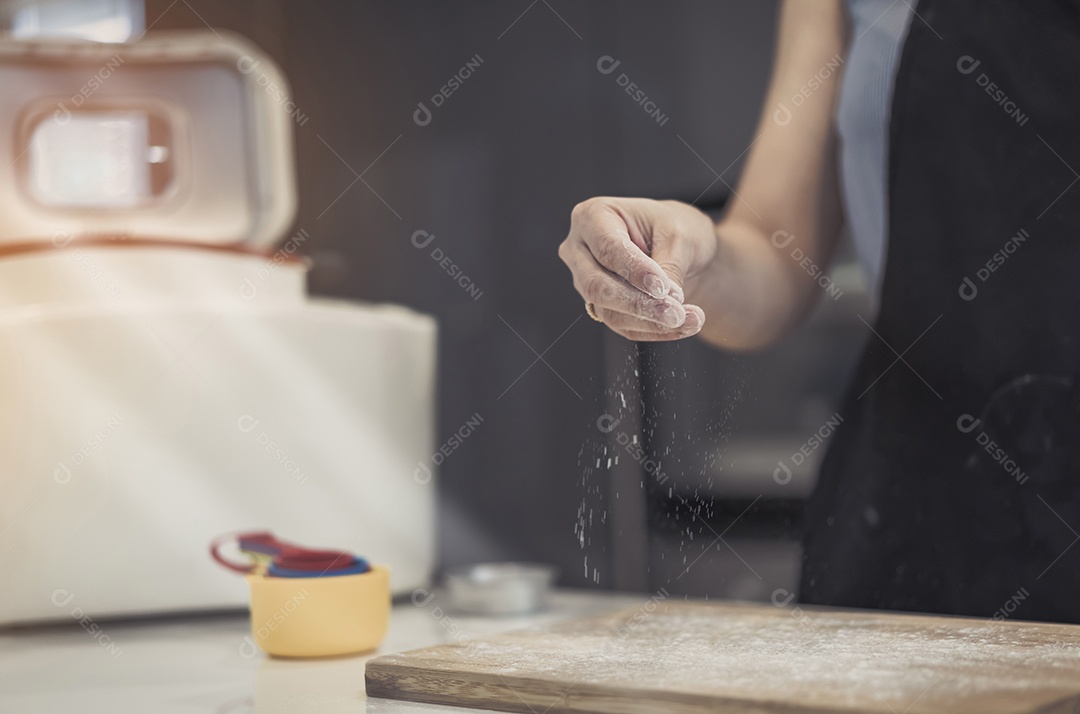 Mulher fazendo massa de bolo caseiro na cozinha