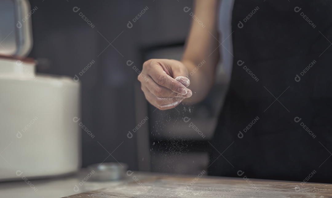 Mulher fazendo massa de bolo caseiro na cozinha