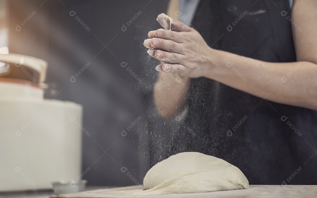 Mulher fazendo pão com massa de bolo de gengibre caseiro na cozinha