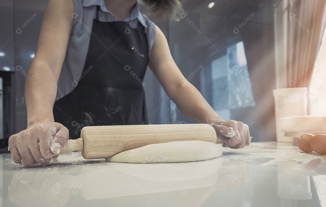 Mulher fazendo pão com massa de bolo de gengibre caseiro na cozinha