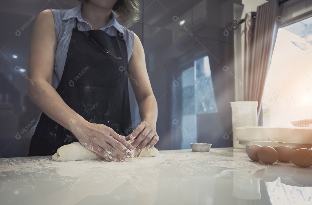 Mulher fazendo pão com massa de bolo de gengibre caseiro na cozinha