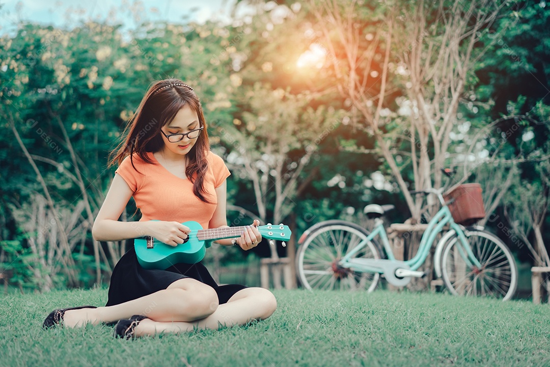 Jovem tocando música, ritmo, prática de melodia com ukulele