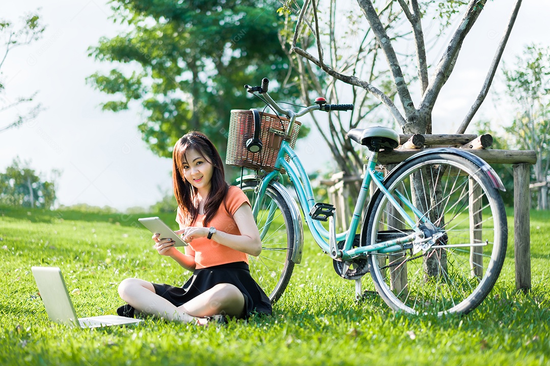 Menina usando tablet e laptop com conceito on-line