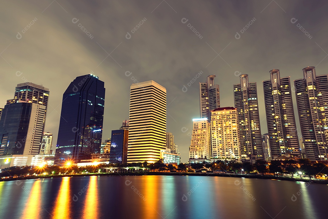 Paisagem urbana de Bangkok Tailândia com reflexo de água no céu noturno azul