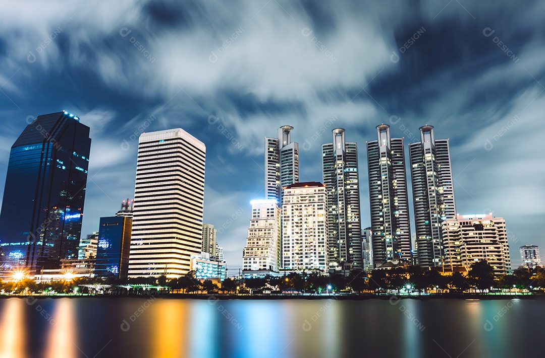 Paisagem urbana de Bangkok Tailândia com reflexo de água no céu noturno azul