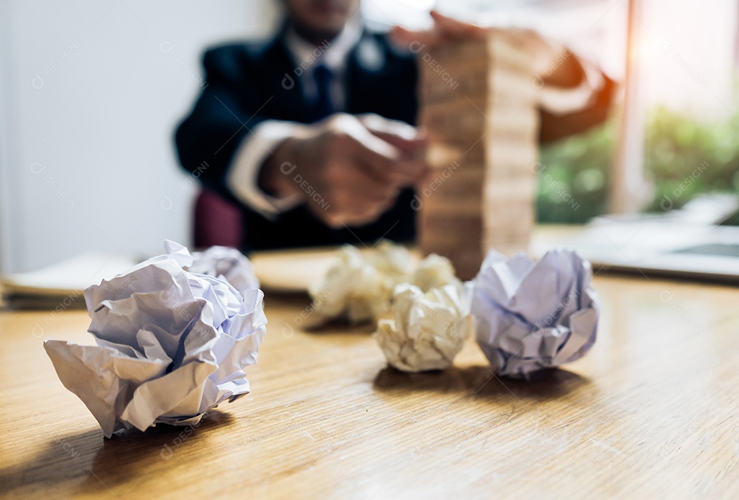 O empresário falha no desafio da torre de perigo