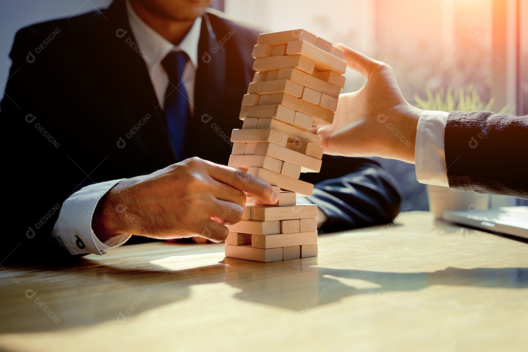 Empresários puxando bloco de madeira, falha, perigo, torre, desafio, jogo