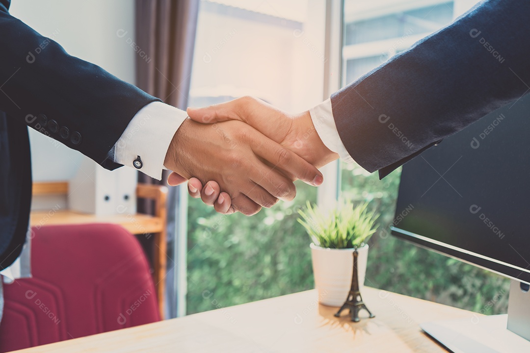 Aperto de mão do empresário de parceria de escritório de negócios