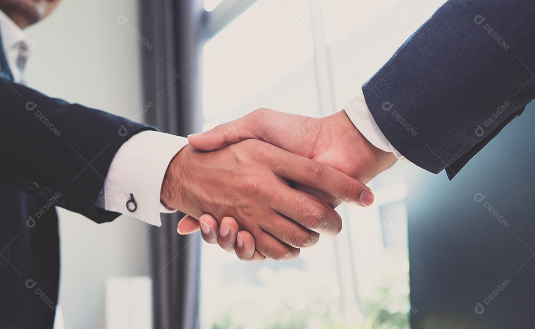 Aperto de mão do empresário de parceria de escritório de negócios