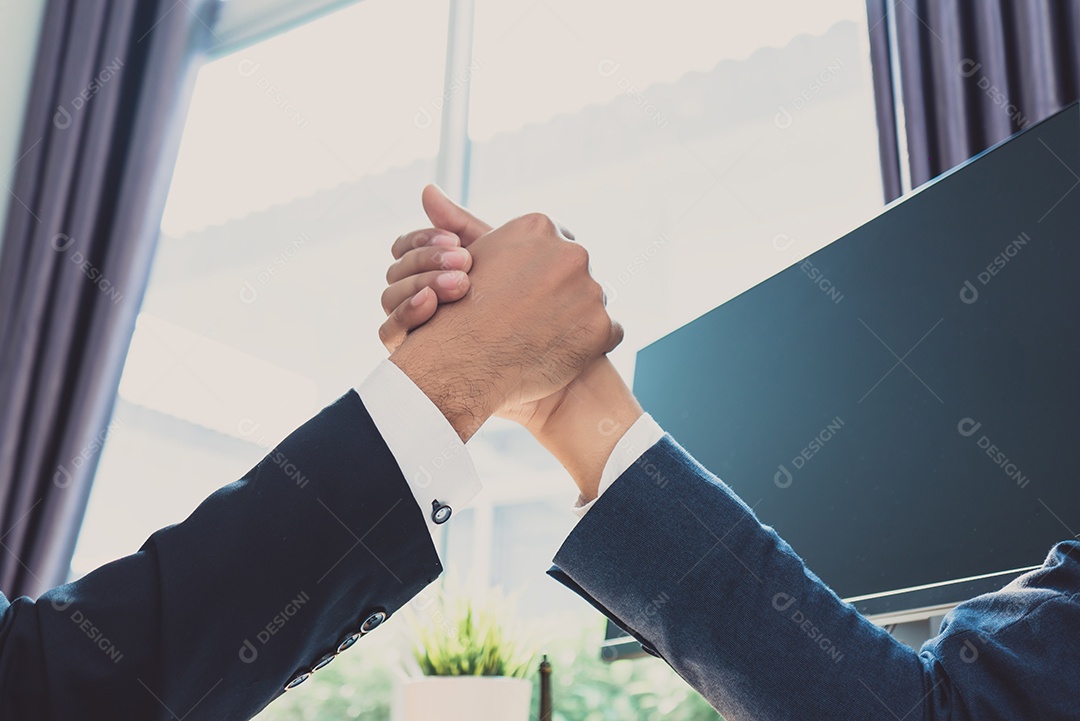 Aperto de mão do empresário de parceria de escritório de negócios