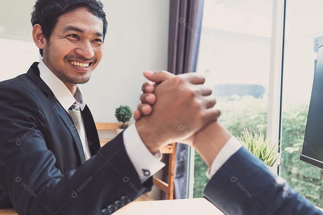 Aperto de mão do empresário de parceria de escritório de negócios