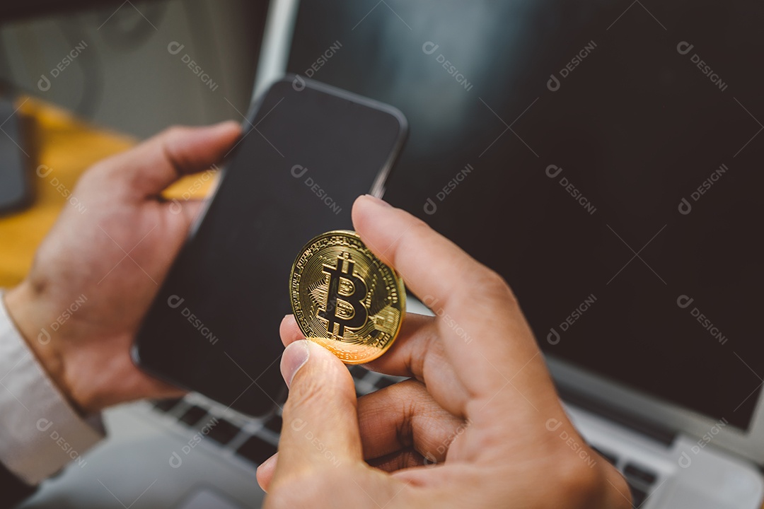 O empresário que mantém o conceito de bitcoin dourado trabalhando recebe dinheiro da rede