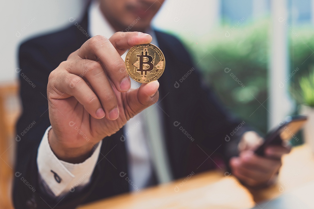 O empresário que mantém o conceito de bitcoin dourado trabalhando recebe dinheiro da rede