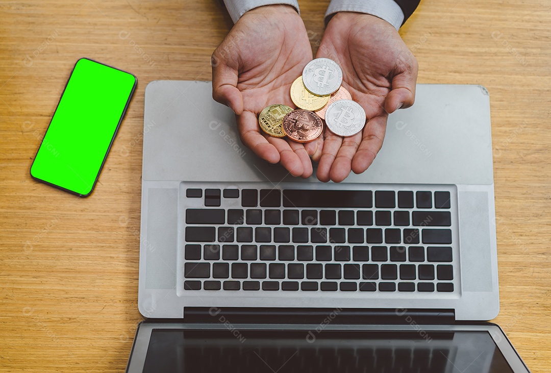 O empresário que mantém o conceito de bitcoin dourado trabalhando recebe dinheiro da rede