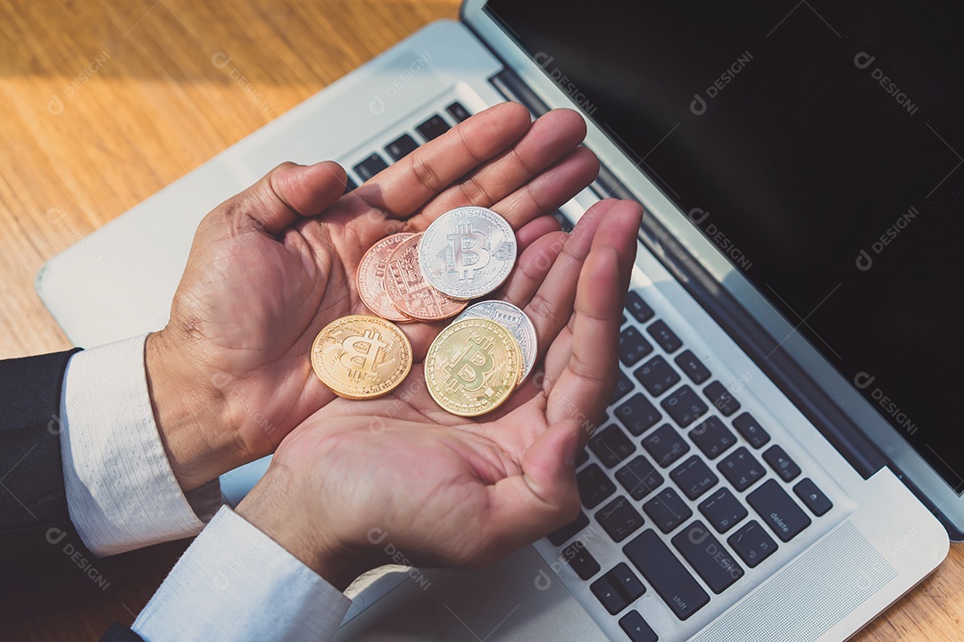 O empresário que mantém o conceito de bitcoin dourado trabalhando recebe dinheiro da rede