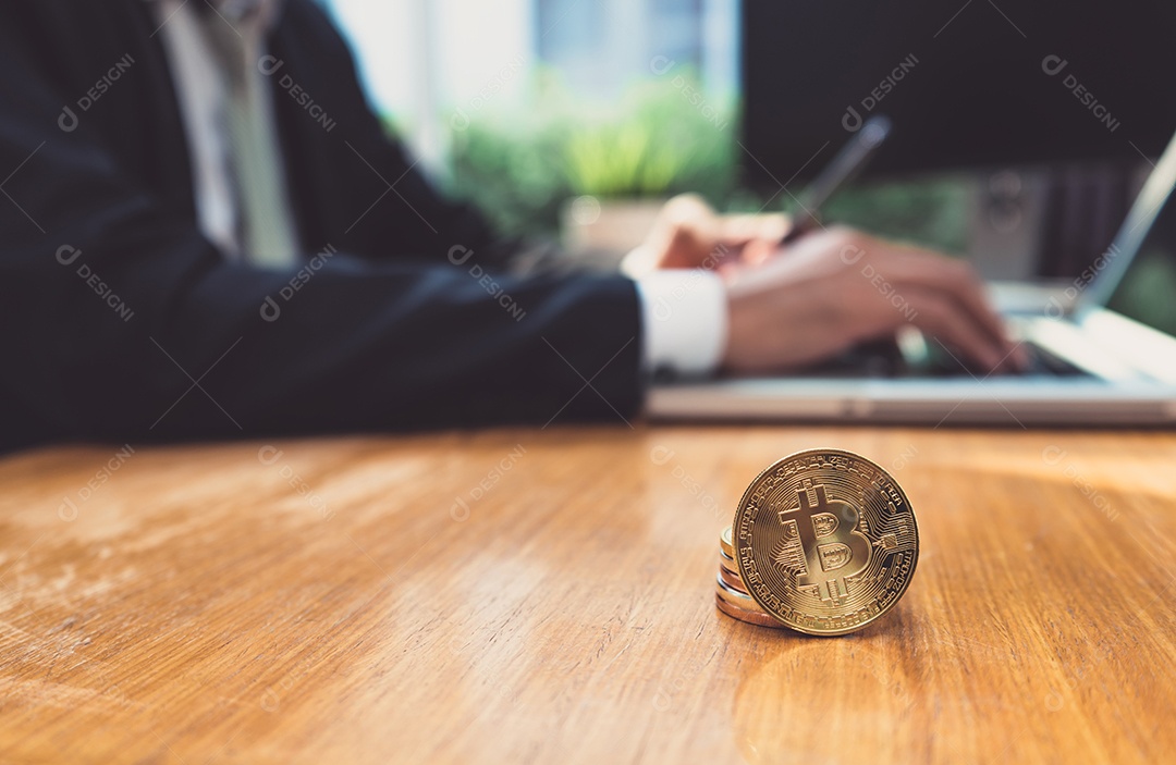 O empresário que mantém o conceito de bitcoin dourado trabalhando recebe dinheiro da rede