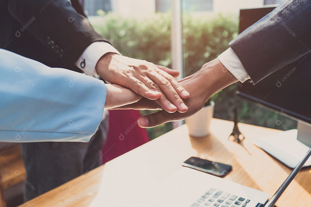 Colocar as mãos dos colegas de parceria do escritório de negócios e cumprimentá-lo