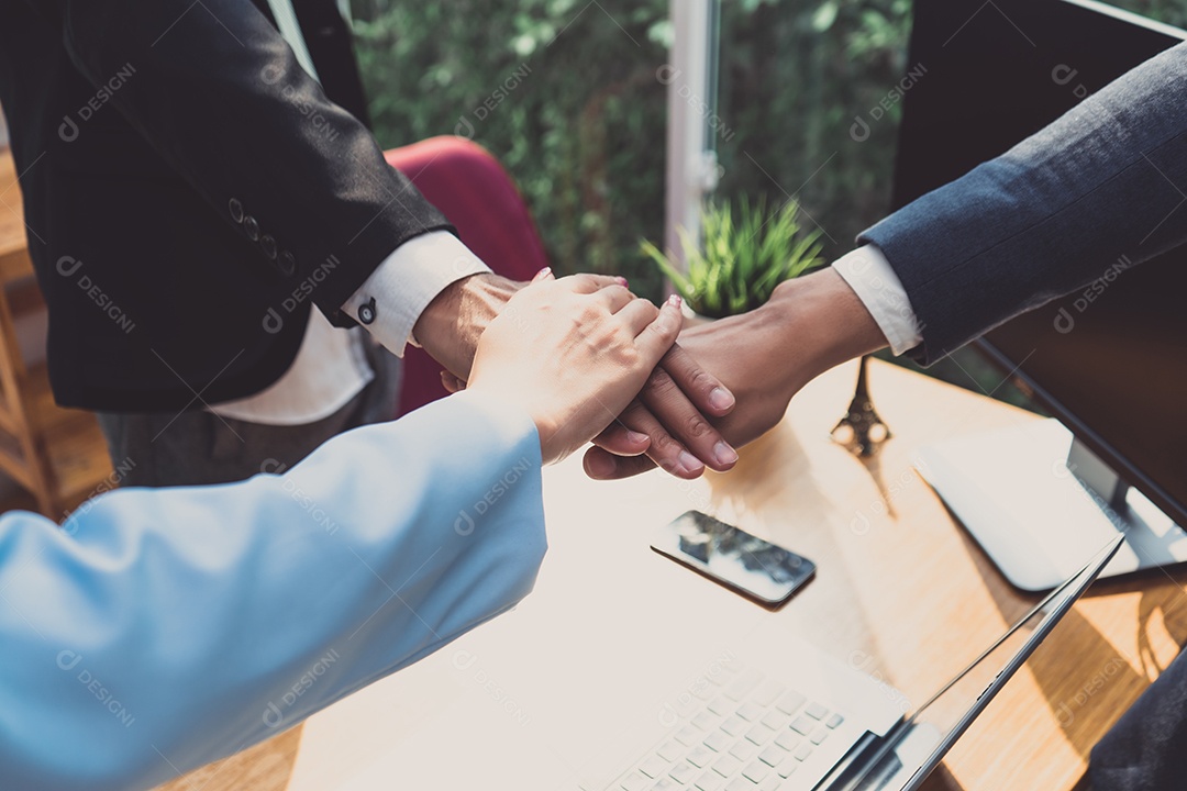 Colocar as mãos dos colegas de parceria do escritório de negócios e cumprimentá-lo