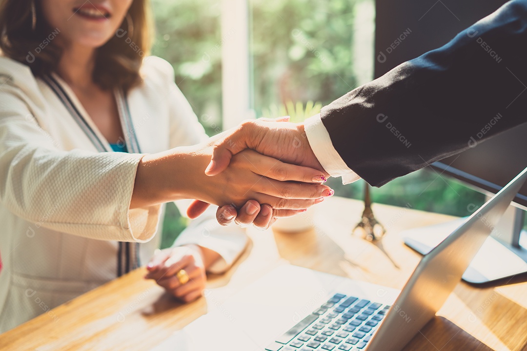 Aperto de mão de empresários de parceria de escritório de negócios