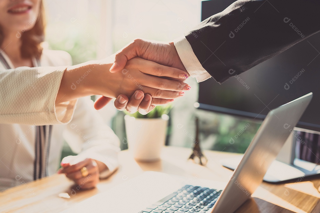 Aperto de mão de empresários de parceria de escritório de negócios