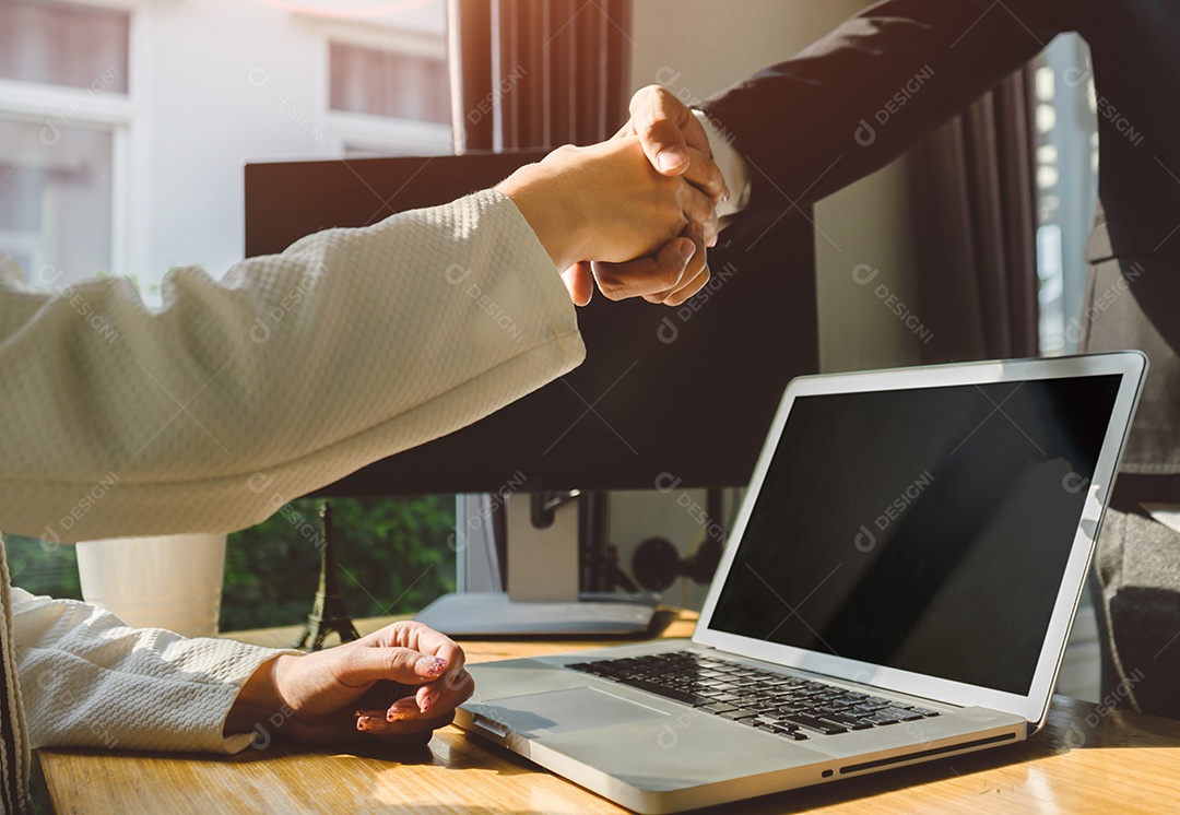 Aperto de mão de empresários de parceria de escritório de negócios