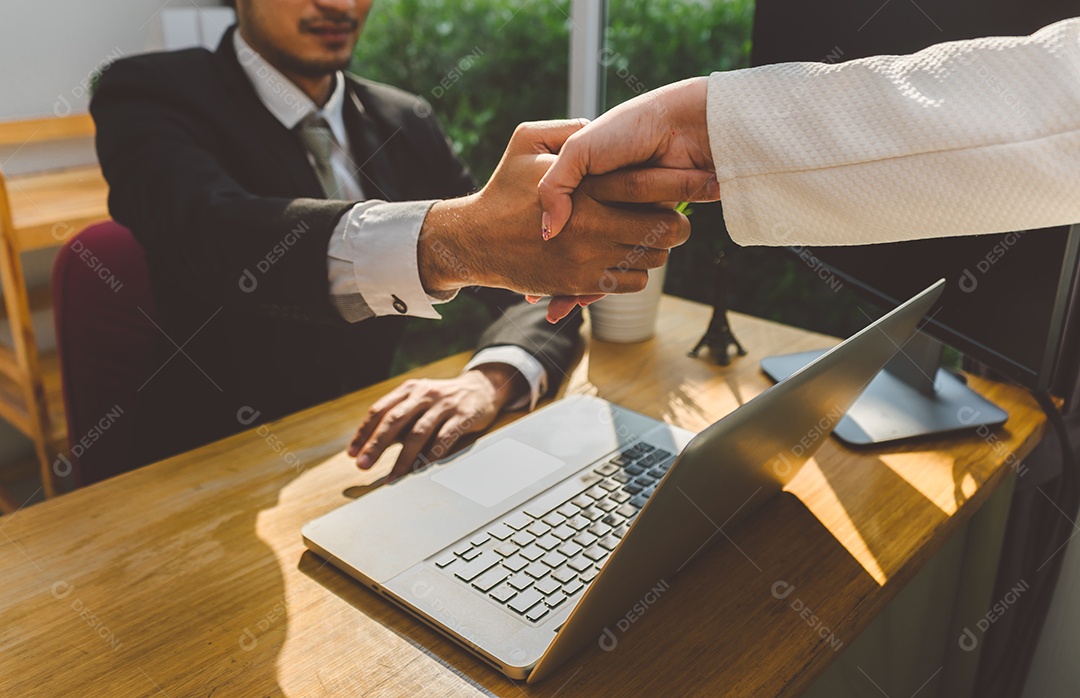 Aperto de mão de empresários de parceria de escritório de negócios