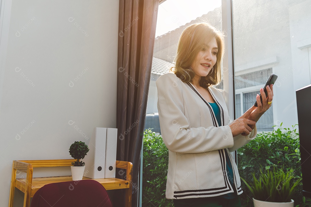 Empresária usando smartphone no escritório do local de trabalho