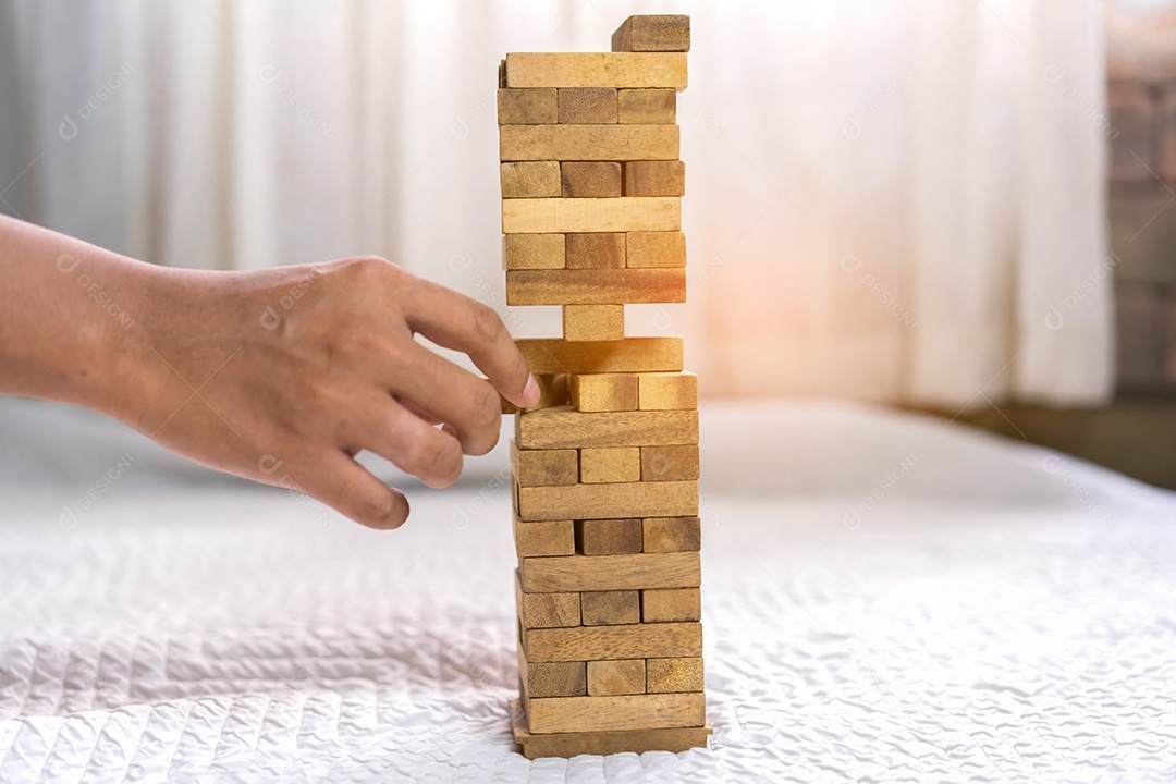 Mão em blocos de madeira na construção de torre