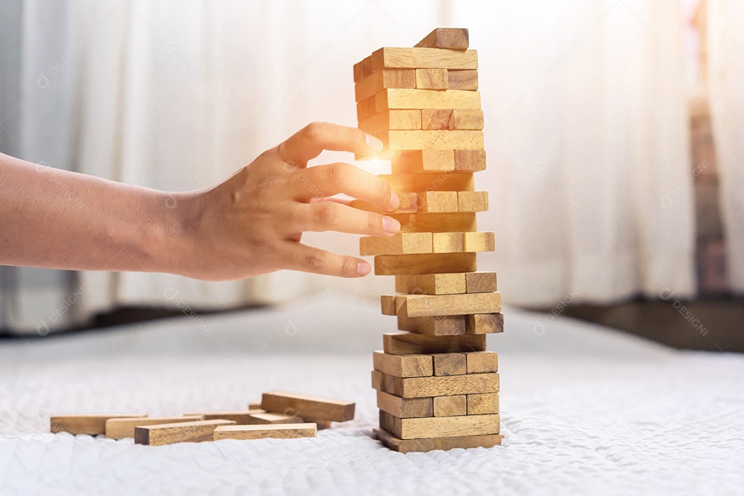 Mão em blocos de madeira na construção de torre