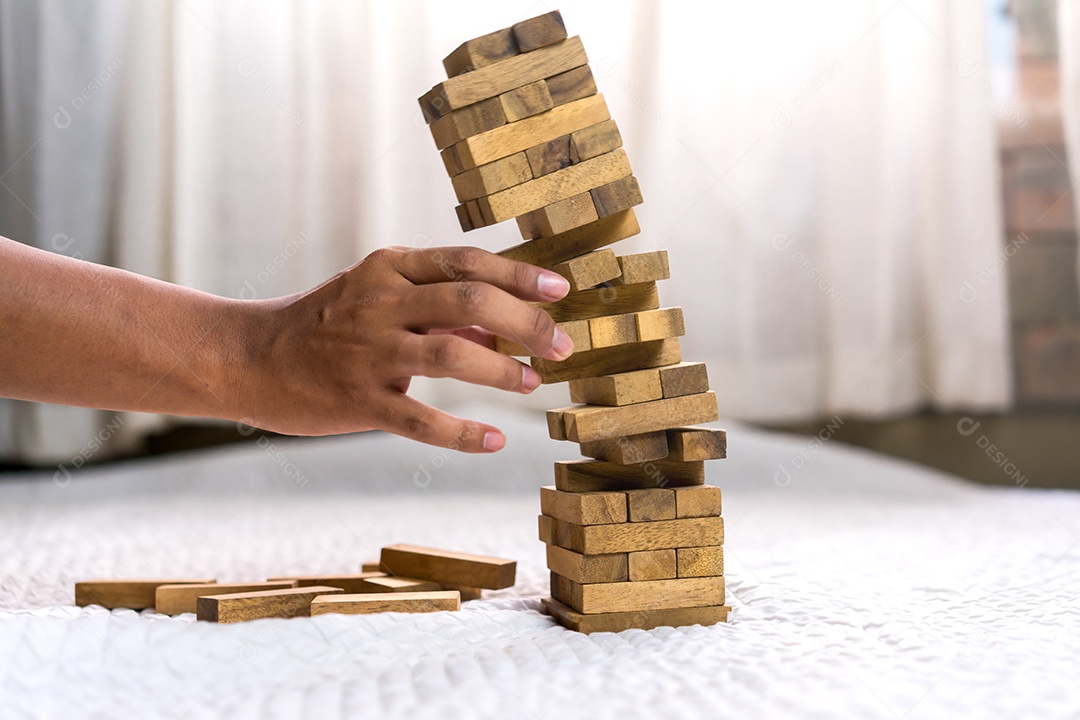 Mão em blocos de madeira na construção de torre
