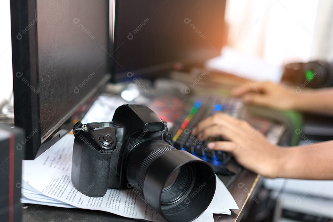 Fotógrafo editando e retocando fotos com câmera, tela dupla em casa