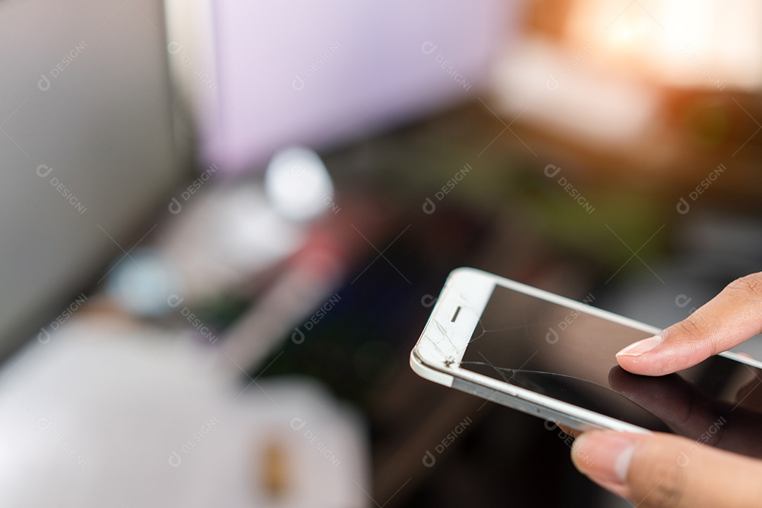 Mão de pessoa usando smartphone