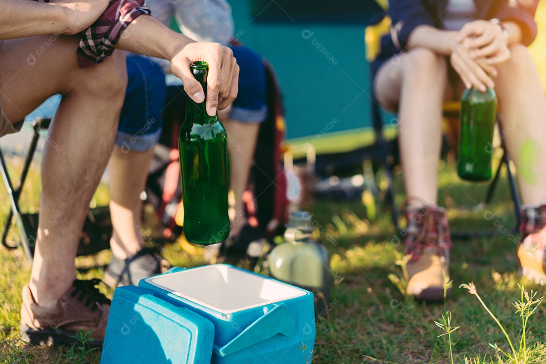 Grupo de amigos bebendo viagem de acampamento
