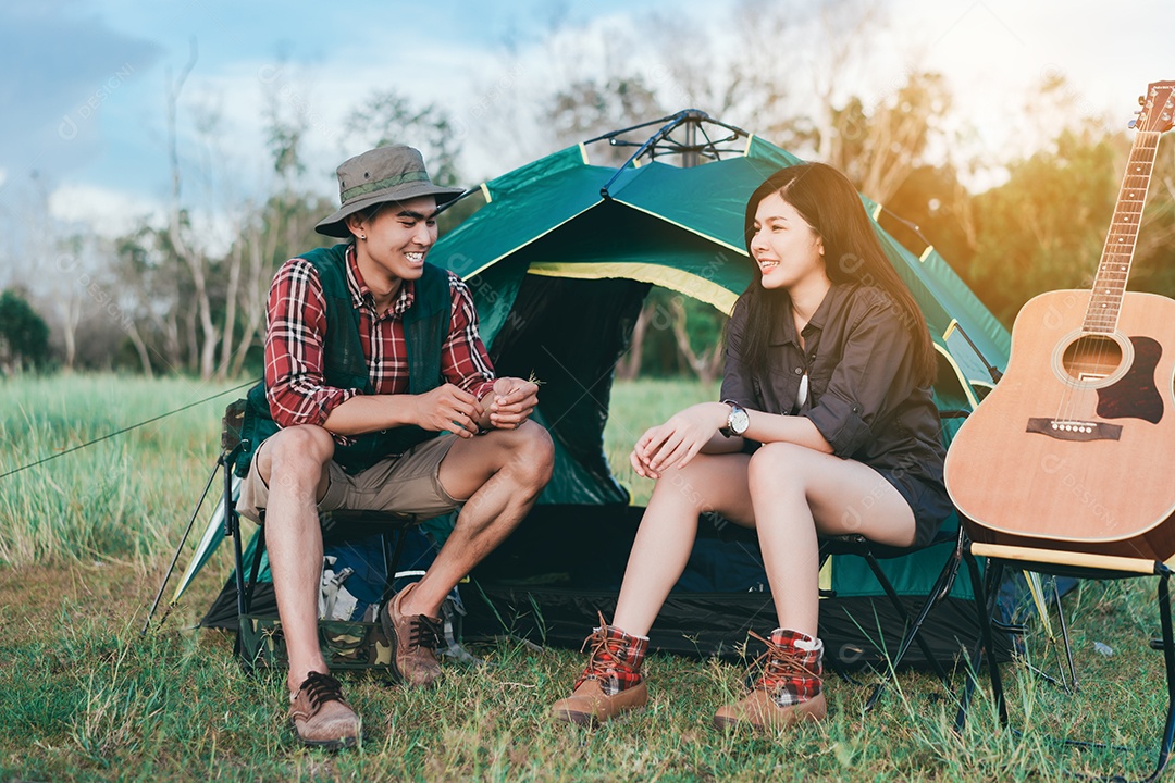 Casal viajando acampando juntos na floresta