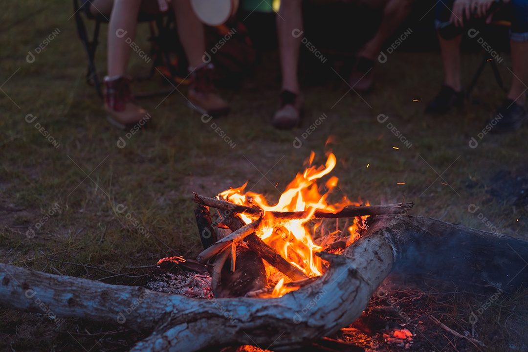 Fogueira para aquecer grupo de jovens acampando