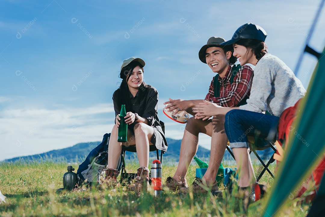 Acampamento grupo de amigos asiáticos relaxando no feriado