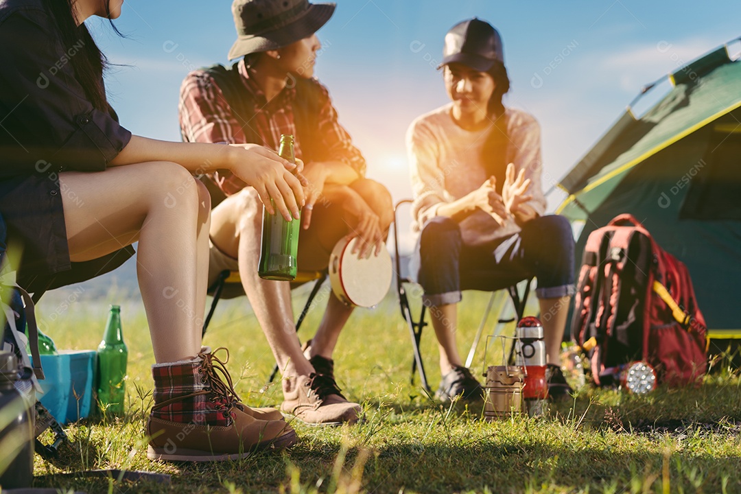 Acampamento grupo de amigos asiáticos relaxando no feriado