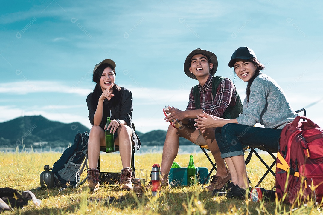 Acampamento grupo de amigos asiáticos relaxando no feriado