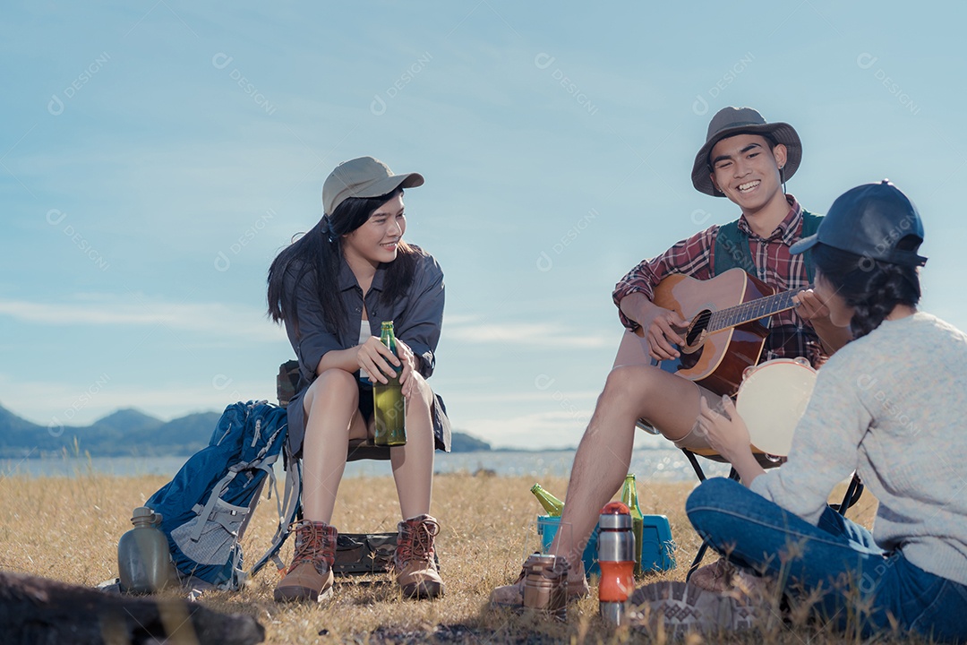 Acampamento grupo de amigos asiáticos relaxando no feriado